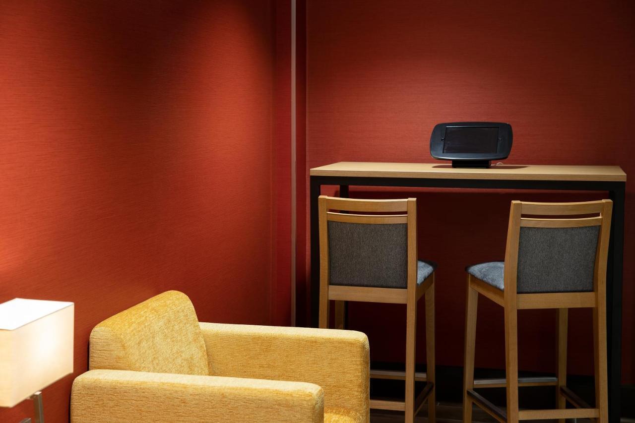 Отель Ramada By Wyndham Leeds East Экстерьер фото