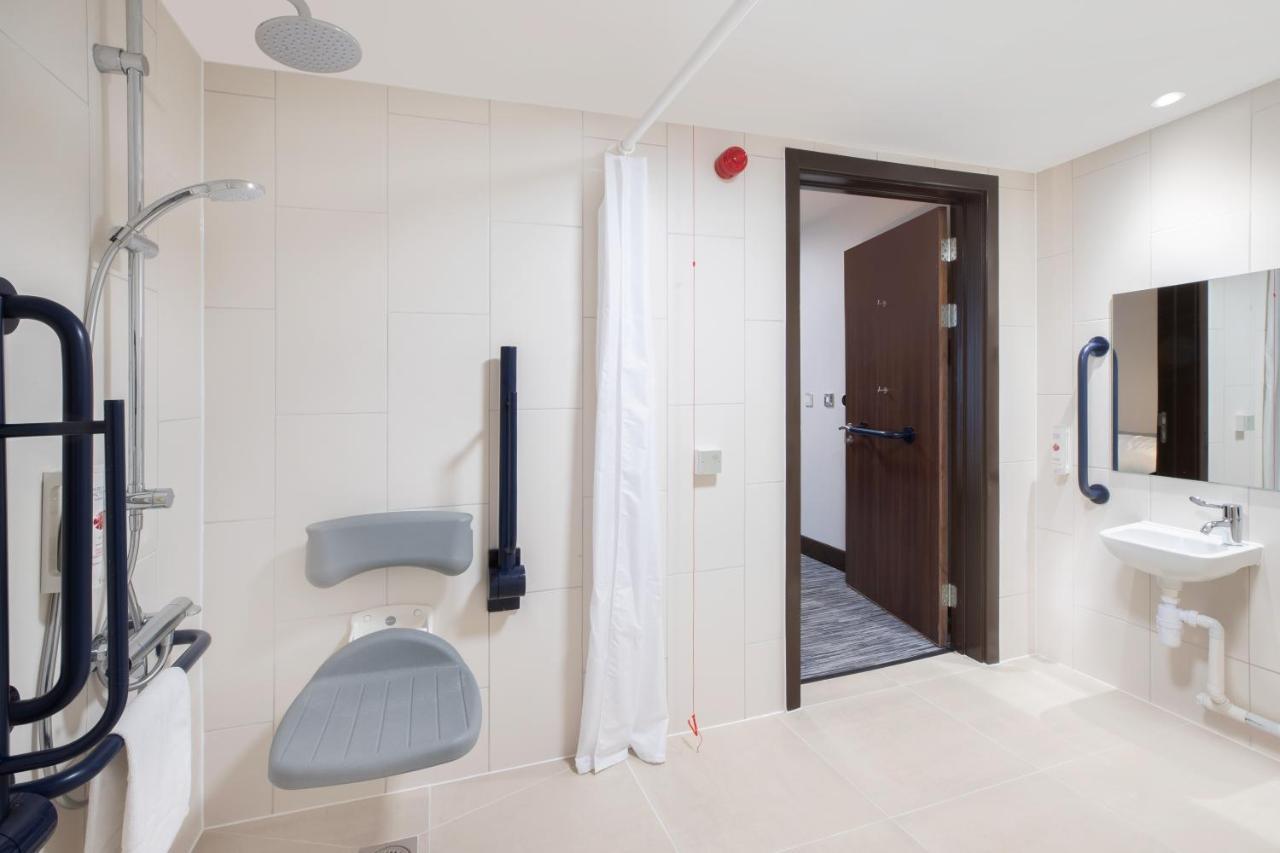Отель Ramada By Wyndham Leeds East Экстерьер фото