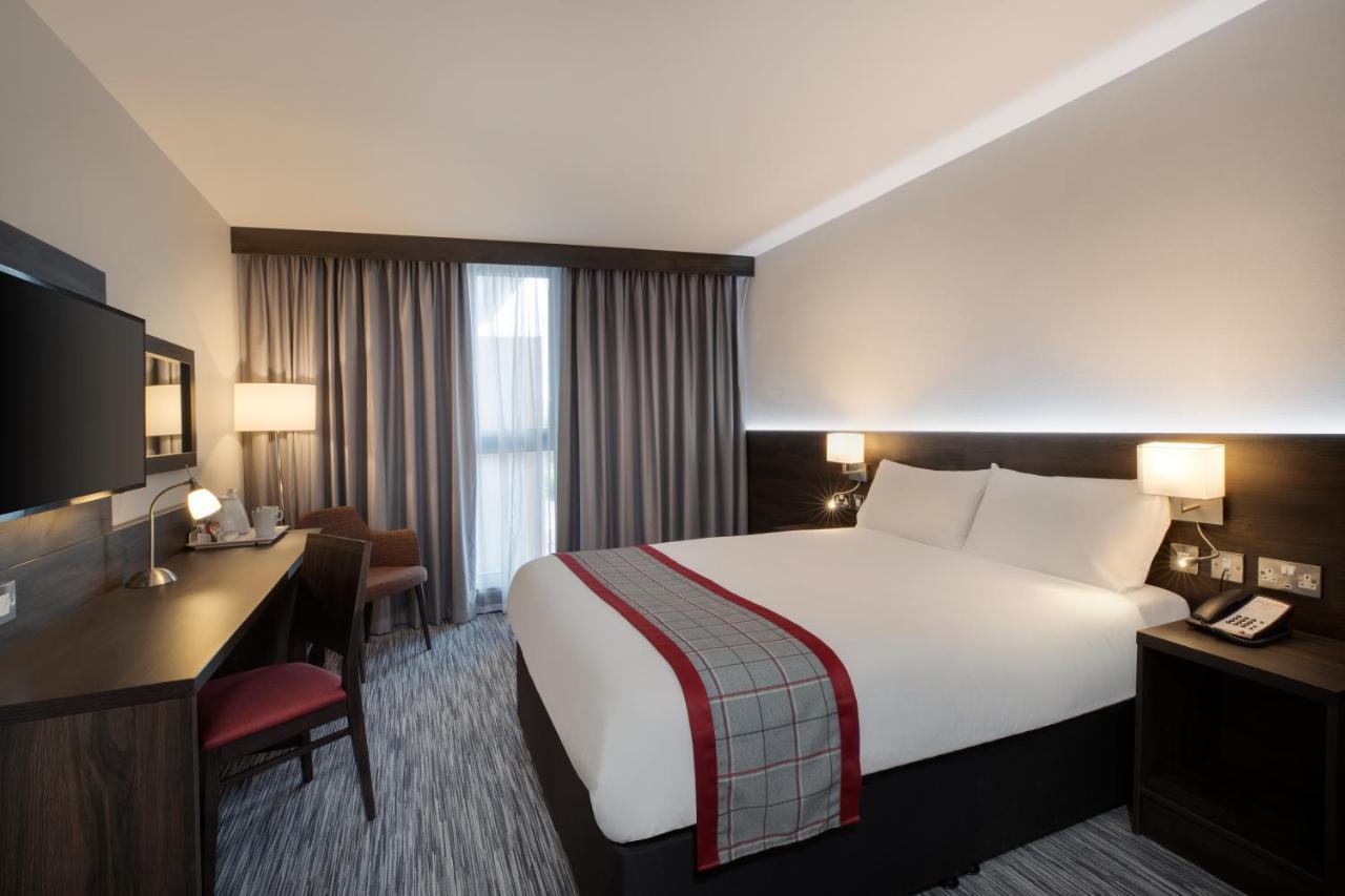 Отель Ramada By Wyndham Leeds East Экстерьер фото