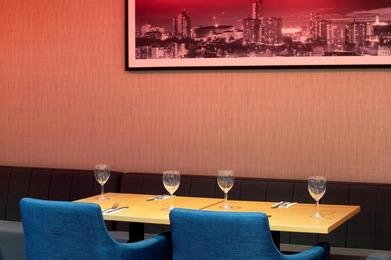 Отель Ramada By Wyndham Leeds East Экстерьер фото