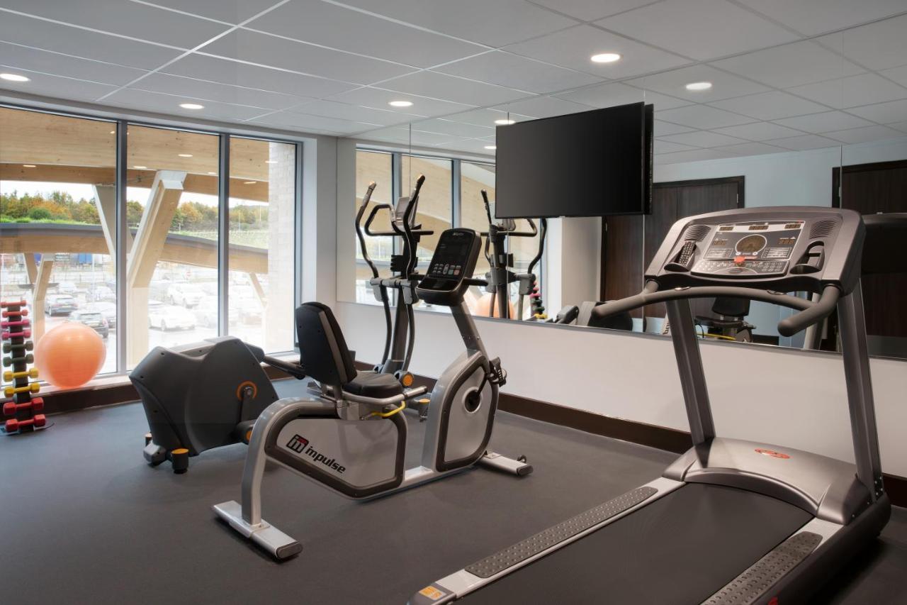 Отель Ramada By Wyndham Leeds East Экстерьер фото