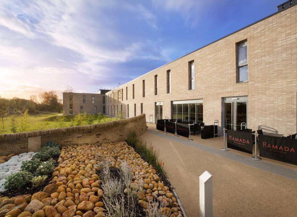 Отель Ramada By Wyndham Leeds East Экстерьер фото