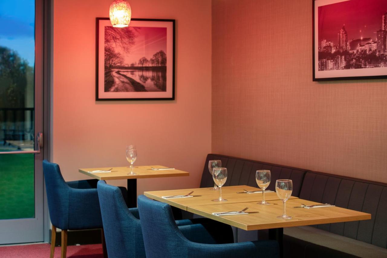 Отель Ramada By Wyndham Leeds East Экстерьер фото