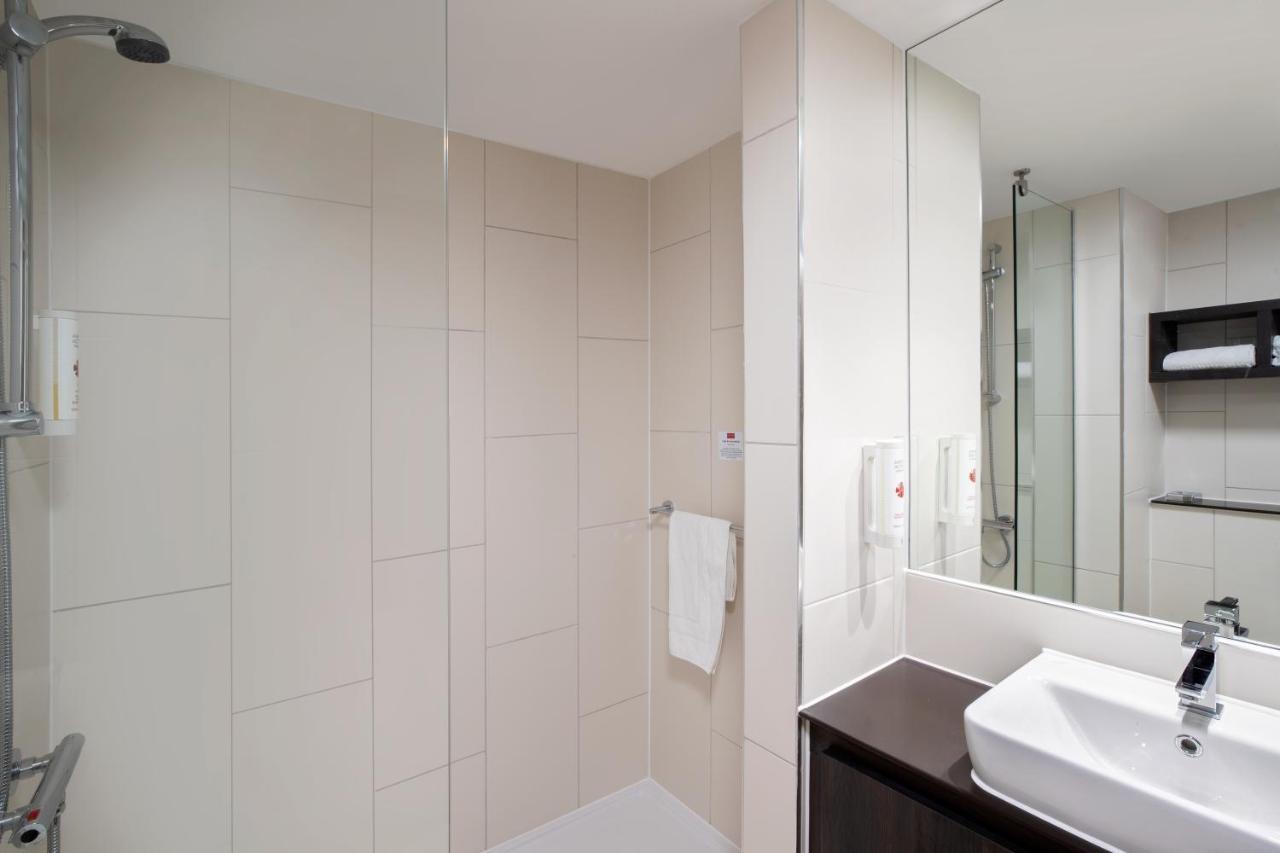 Отель Ramada By Wyndham Leeds East Экстерьер фото