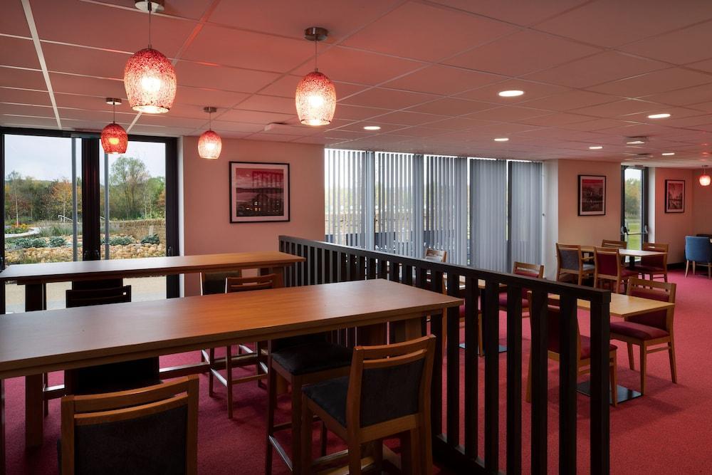 Отель Ramada By Wyndham Leeds East Экстерьер фото
