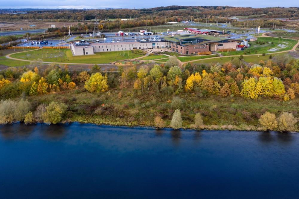 Отель Ramada By Wyndham Leeds East Экстерьер фото