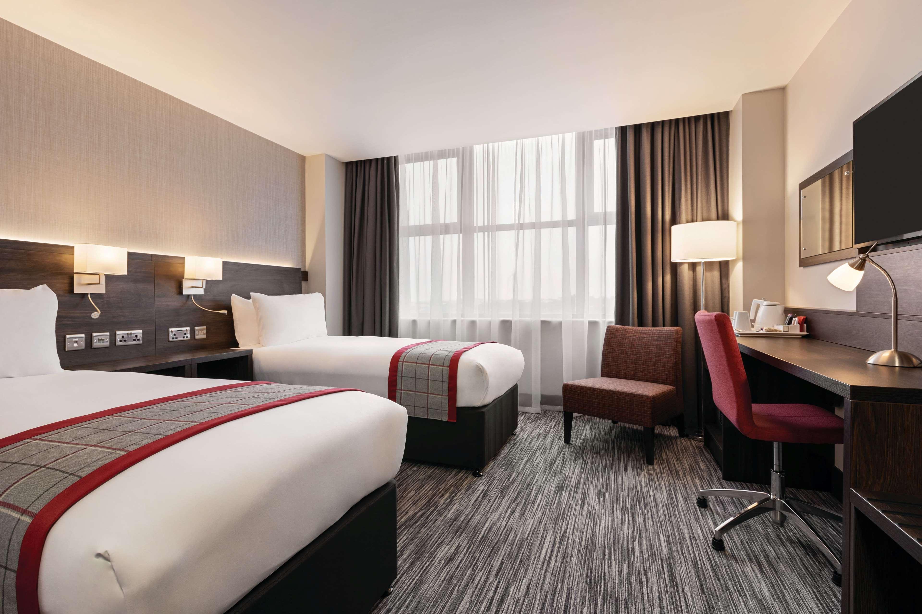 Отель Ramada By Wyndham Leeds East Экстерьер фото