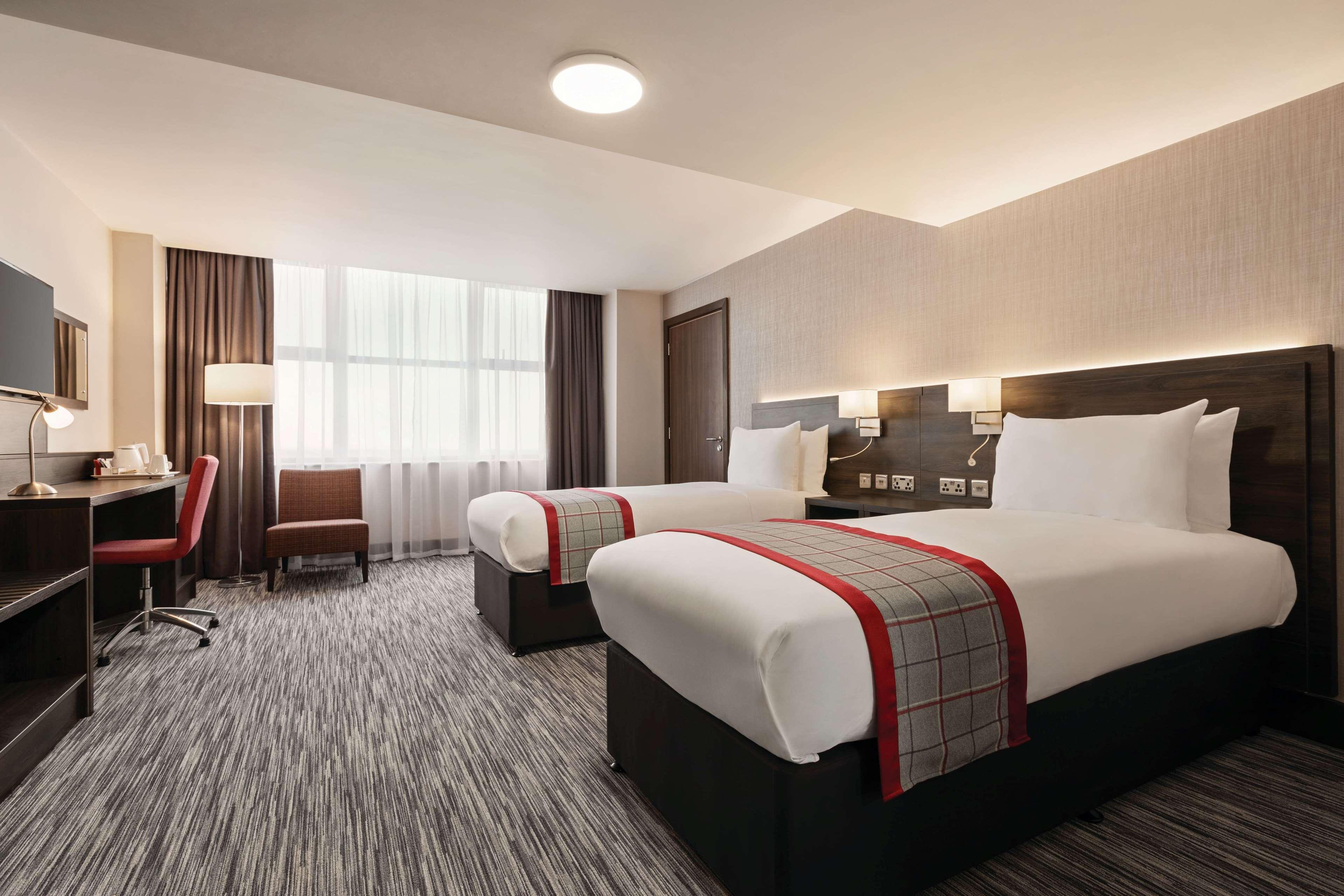 Отель Ramada By Wyndham Leeds East Экстерьер фото