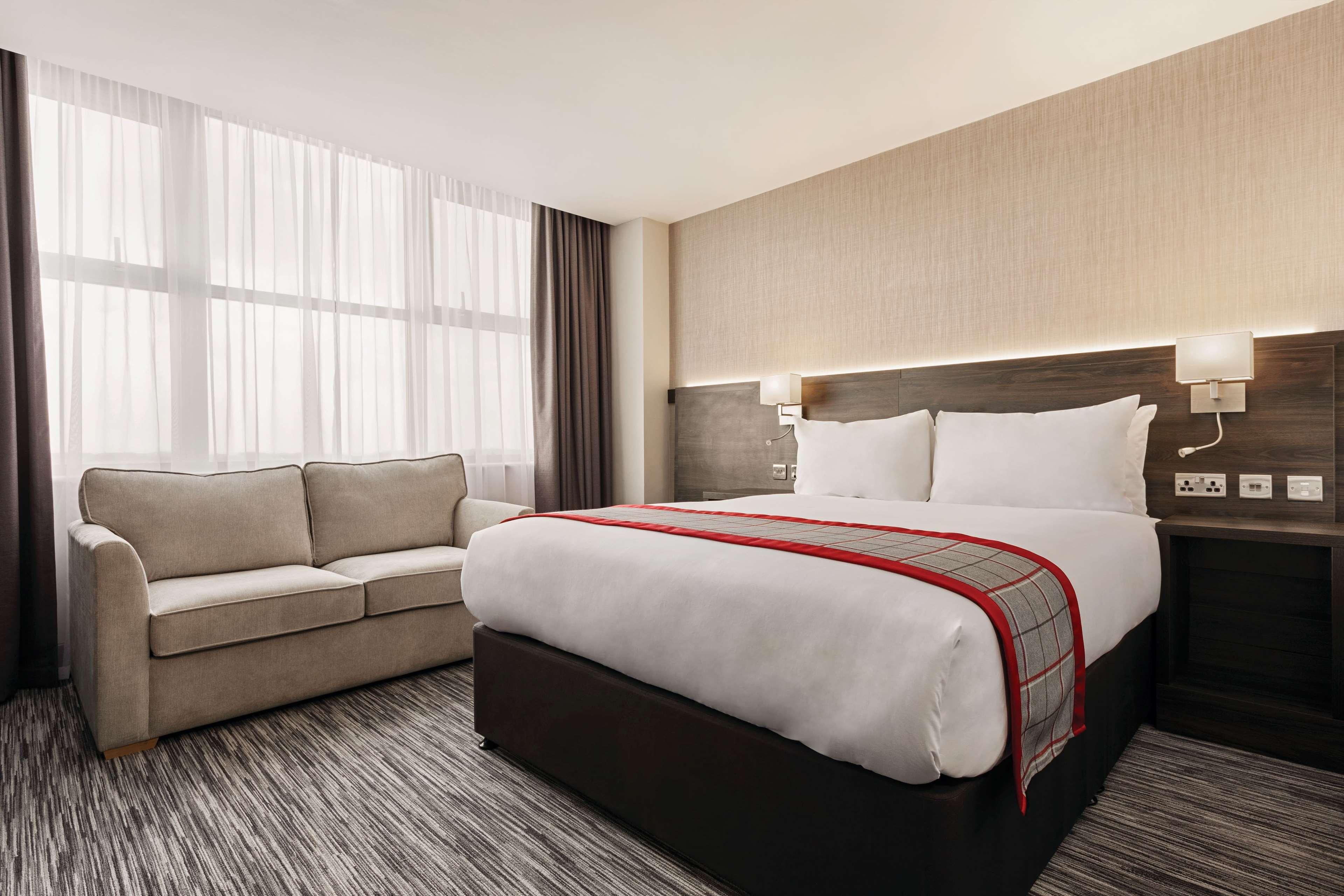 Отель Ramada By Wyndham Leeds East Экстерьер фото